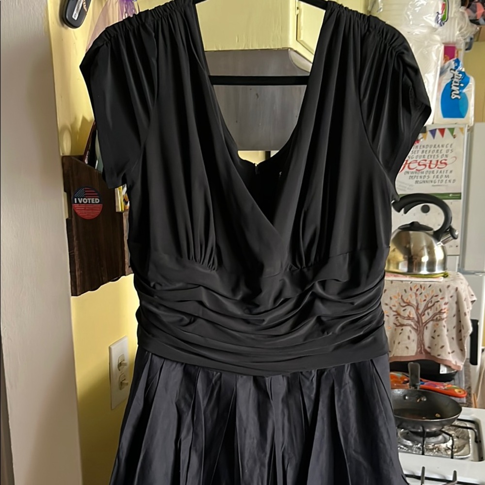 SLNY Elegant Black V-Neck Dress